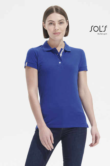 Portland Women - 00575POLO-SHIRTS / SOLSΓυναικείο πόλο πικέΠεριγραφή:Αναδείξτε την επαγγελματική σας εικόνα με το γυναικείο πόλο πικέ Portland. Διαθέτει κοντά μανίκια, πλαϊνές ραφές και πατιλέτα με 4 περλέ κουμπιά. Η στενή γραμμή και ο ελαστικός ριπ στο γιακά και τα μανίκια προσφέρουν άριστη εφαρμογή, ενώ οι δίχρωμες λεπτομέρειες προσθέτουν στυλ.Σύνθεση:Πικέ 200g/m² - 100% Βαμβάκι RingspunΕφαρμογή ως Επαγγελματική Ένδυση:Ιδανικό για εργαζόμενους σε χώρους εστίασης ή γραφείου, το συγκεκριμένο πόλο εξασφαλίζει άνεση και κομψότητα σε επαγγελματικές περιστάσεις.Υλικό και Άνεση:Κατασκευασμένο από 100% βαμβάκι Ringspun, αυτό το πόλο προσφέρει απαλή αίσθηση στο δέρμα και παραμένει ανθεκτικό κατά τη χρήση, ιδανικό για καθημερινές ανάγκες.Δυνατότητα Προσαρμογής:Διαθέτει δυνατότητα εκτύπωσης λογοτύπου ή μηνύματος του πελάτη, επιτρέποντας την πλήρη προσαρμογή στην εικόνα της επιχείρησής σας. Διαθεσιμότητα σε χρώματα:Διαθέσιμο σε ποικιλία χρωμάτων, μπορείτε να επιλέξετε αυτό που ταιριάζει καλύτερα στις ανάγκες σας.